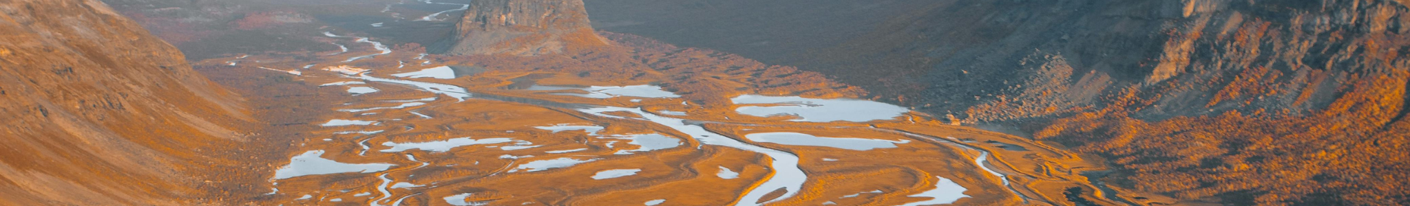 Dit is een afbeelding van een landschap met bergen en wateren die zich door het landschap een pad bevinden